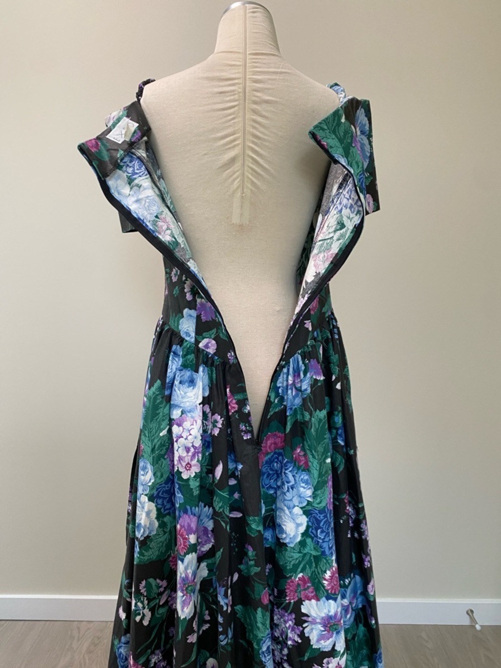 Vintage Expo Black Floral Off-Shoulder Dress with Puffed Sleeves - Picture 9 of 15
